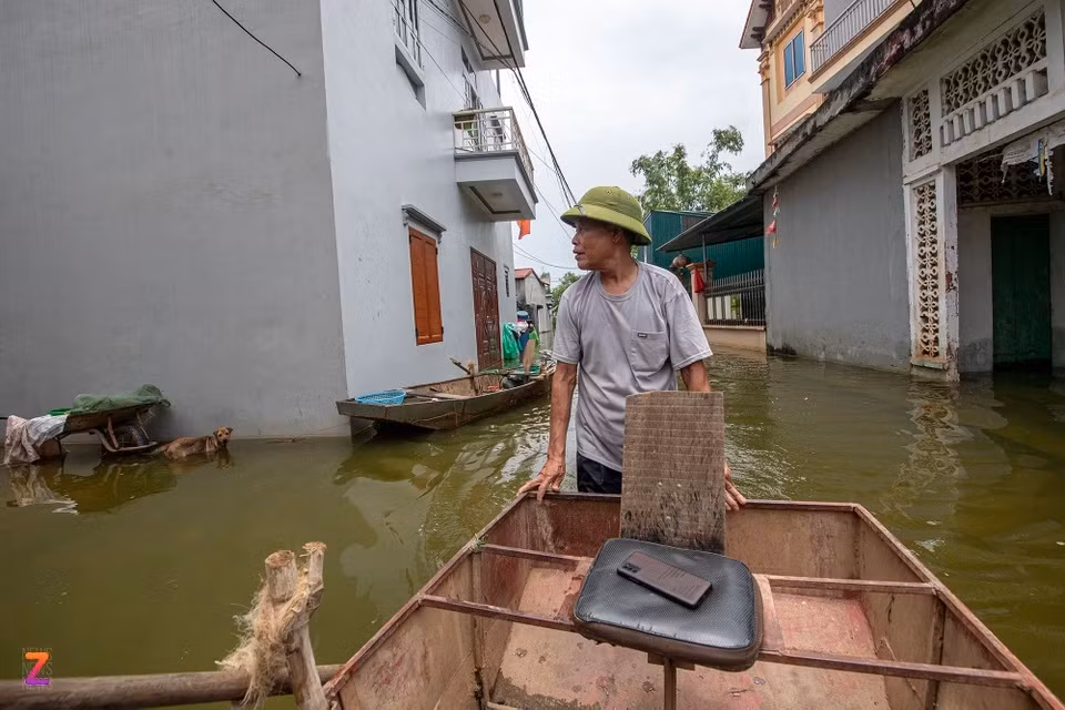 Để phục vụ việc đi làm, đi chợ hàng ngày, người dân xóm Bến Vôi nay phải cất xe đạp, xe máy và chọn cách lội bộ hoặc di chuyển bằng thuyền.