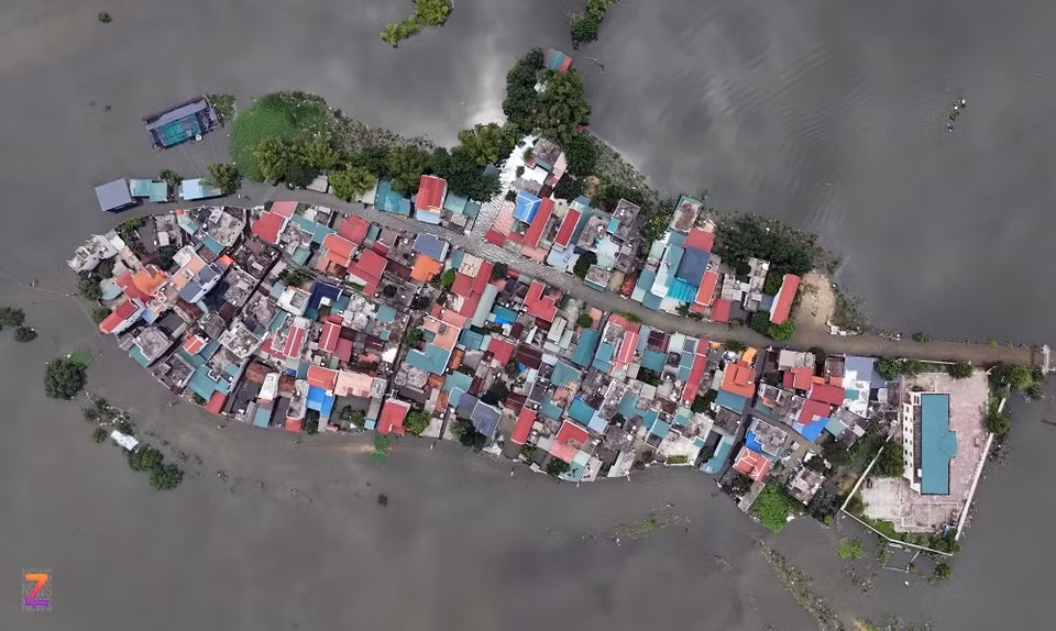 Từ gần 1 tuần ngay, cuộc sống của người dân thuộc xóm Bến Vôi (xã Cấn Hữu, huyện Quốc Oai, Hà Nội) bị đảo lộn hoàn toàn do con đường độc đạo dẫn vào xóm bị ngập sâu, người dân gặp nhiều khó khăn khi di chuyển.