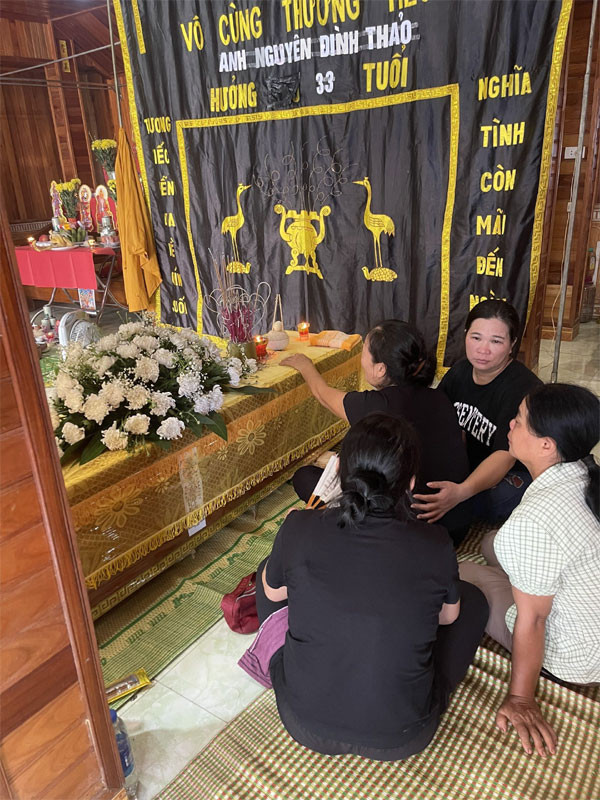 Sạt lở ở Hà Giang: Thắt lòng tấm cáo phó ghi tên 2 mẹ con - Hình 2 Sat lo o Ha Giang: That long tam cao pho ghi ten 2 me con-Hinh-2