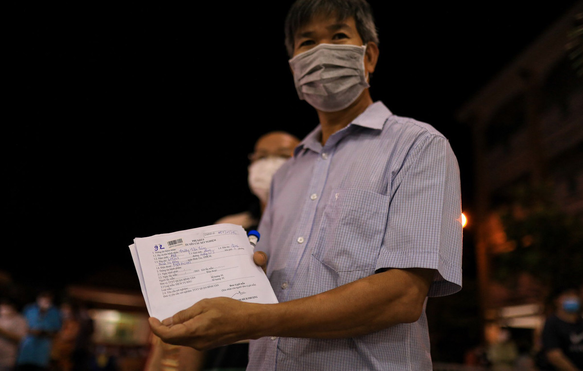 Người dân tham gia buổi tầm soát COVID-19 theo thông báo được gửi đến từng nhà.