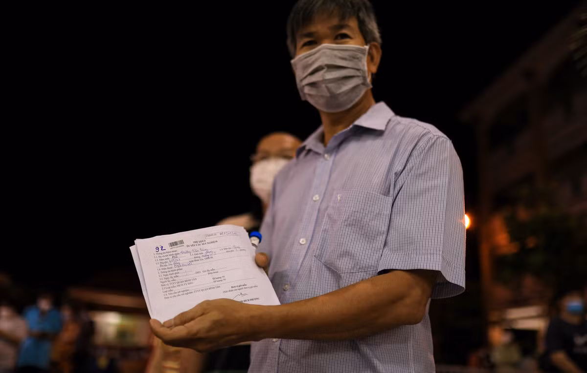 Người dân tham gia buổi tầm soát COVID-19 theo thông báo được gửi đến từng nhà.