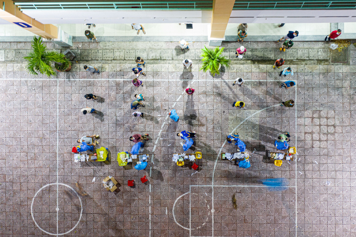 Buổi lấy mẫu có sự tham gia của Trung tâm Y tế quận Bình Tân, lực lượng từ trạm y tế của 4 phường và sự hỗ trợ, chi viện của Trung tâm Kiểm soát bệnh tật TP.HCM (HCDC). Trong ảnh là tổ lấy mẫu cho người dân phường Bình Hưng Hòa A, tại trường Tiểu học Bình Trị 1.