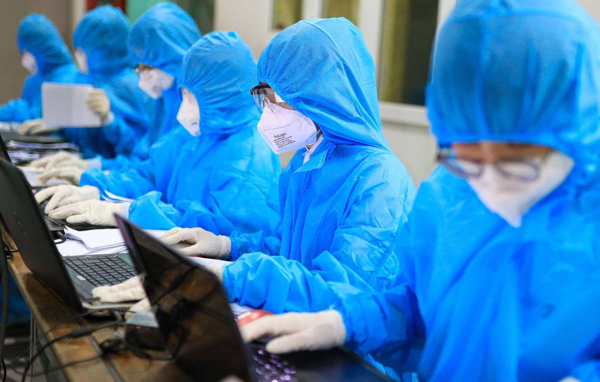 Sinh viên Đại học Y Dược TP.HCM phụ trách nhập thông tin người dân tới lấy mẫu xét nghiệm.