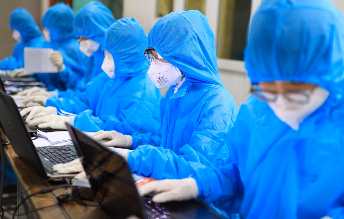 Sinh viên Đại học Y Dược TP.HCM phụ trách nhập thông tin người dân tới lấy mẫu xét nghiệm.