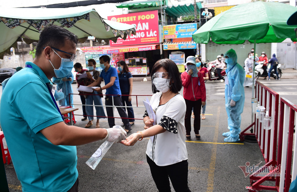 Di tiem vac xin, nguoi dan TP.HCM mach nhau 'the cho an toan'