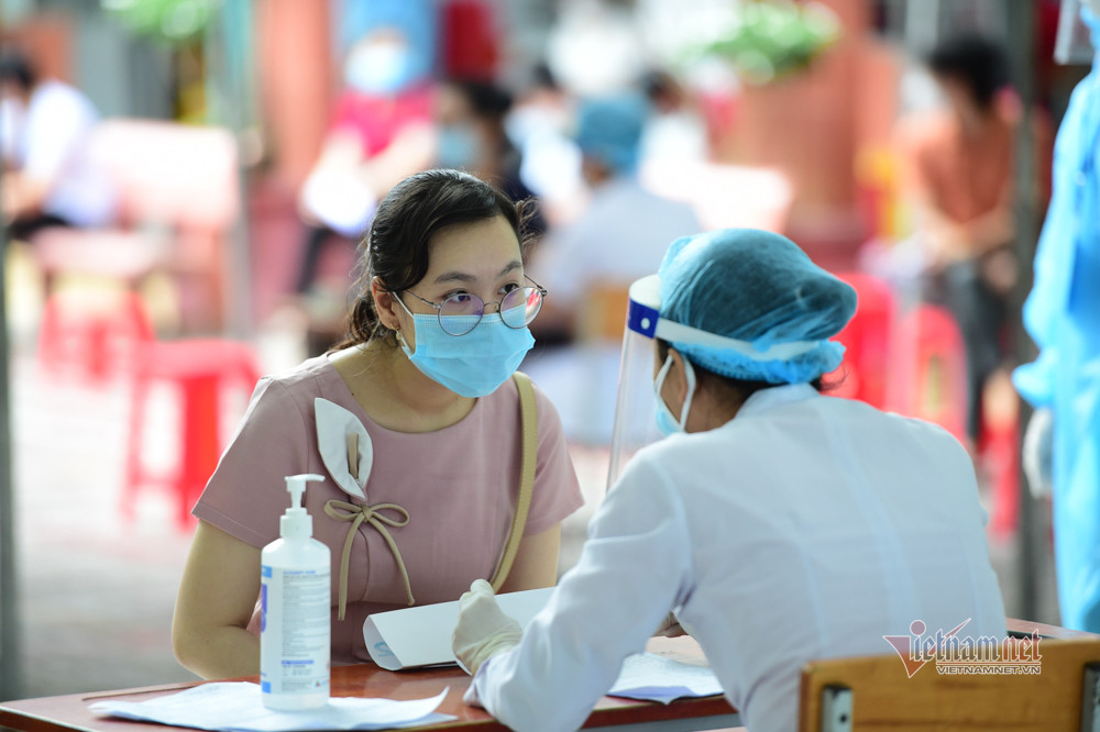 Cô Lê Quỳnh Lâm Yến, trường THPT Thành Nhân cho biết: "Nhà trường đưa danh sách, đề nghị ai đi tiêm thì đăng ký nên tôi nhanh chóng ghi danh để được tiêm. Trong thời điểm dịch bệnh căng thẳng thế này, ngoài thực hiện 5K thì tiêm vắc xin là tối ưu nhất"