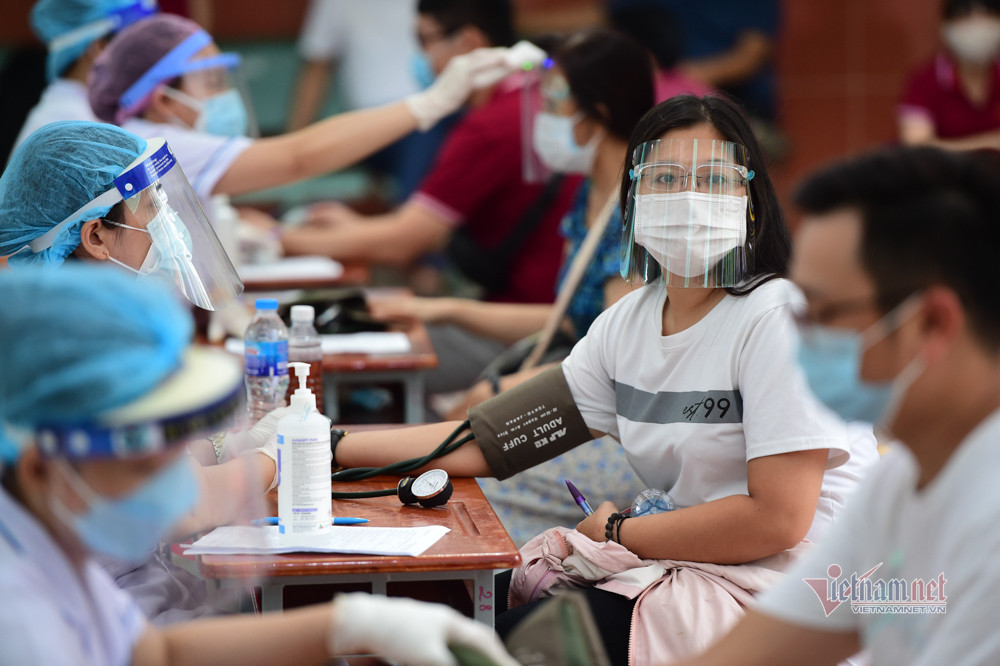 Nhân viên y tế Bệnh viện Gò Vấp tiến hành khám sàng lọc trước khi tiêm ngừa