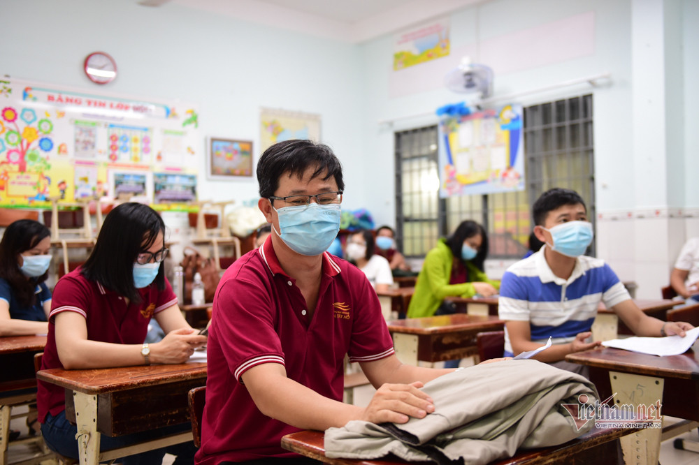 Thầy Nguyễn Quốc Quân, giáo viên trường THCS Phan Tây Hồ chia sẻ: "Trước khi tiêm, tôi tìm hiểu kỹ loại vắc xin và thấy tiêm loại Astrazeneca này khá an tâm, đạt hiệu quả cao ngay cả với các loại biến thể mới của virus"