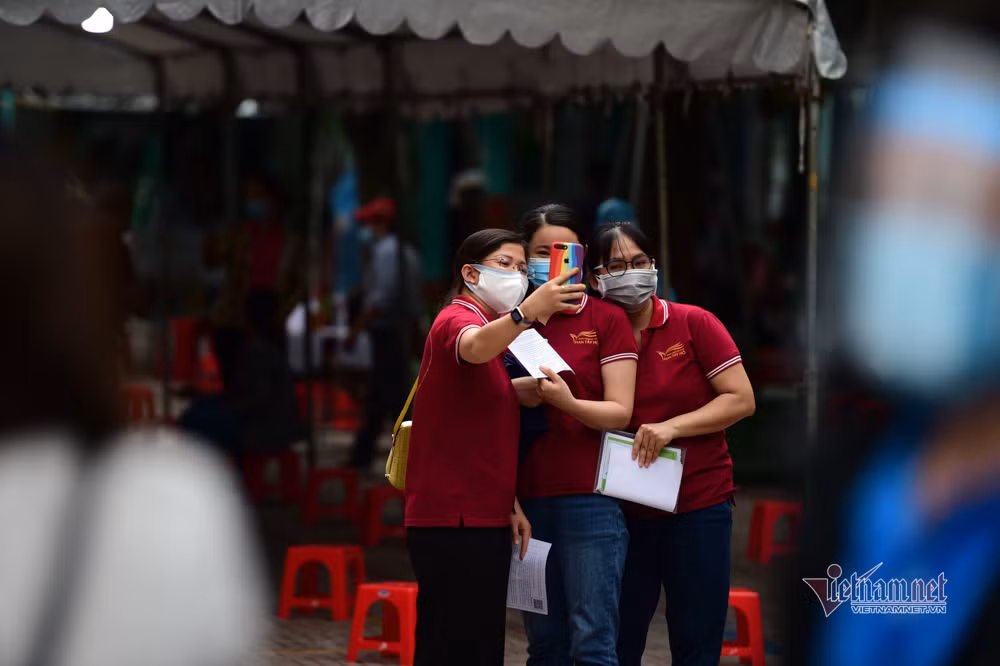 Các cô giáo vui vẻ chụp ảnh sau khi được tiêm vắc xin