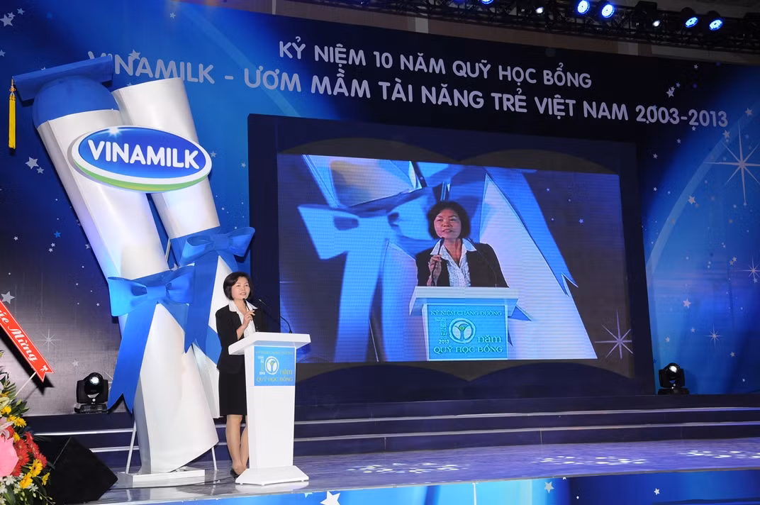 Bà Bùi Thị Hương – Giám Đốc Đối Ngoại Vinamilk chia sẻ những suy nghĩ khi đồng hành cùng chương trình Quỹ học bổng liên tục trong 10 năm qua