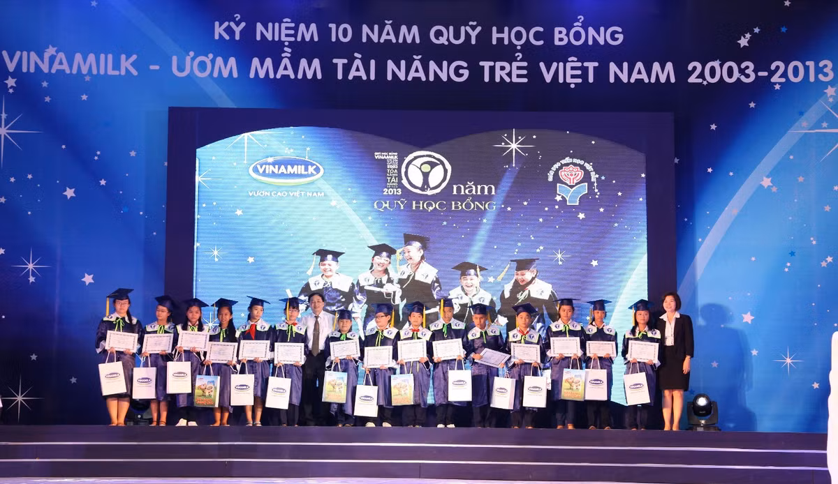Ông Phạm Ngọc Định đại diện Bộ Giáo dục và Đào tạo và Bà Bùi Thị Hương đại diện Vinamilk trao học bổng cho các em học sinh.