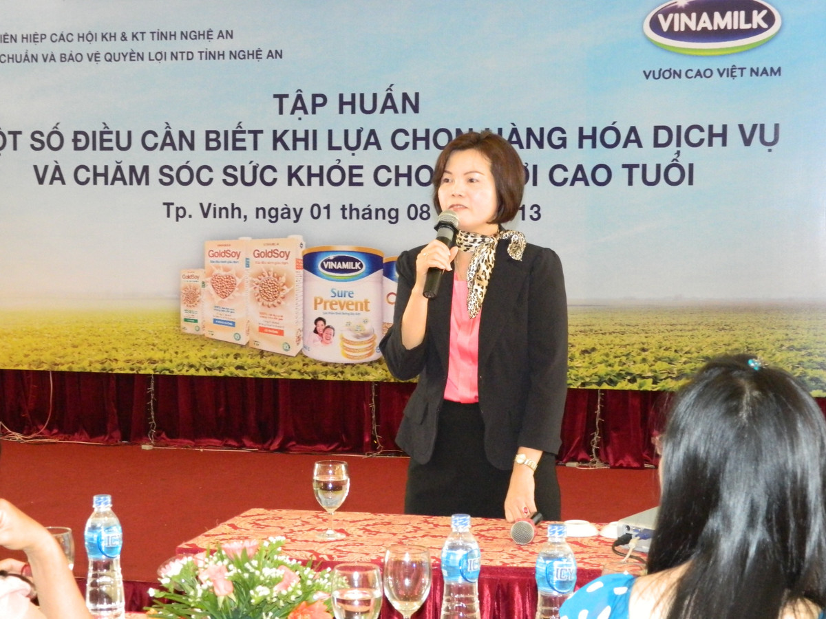 Bà Bùi Thị Hương – Giám đốc đối ngoại Vinamilk chia sẻ với người tiêu dùng tại Nghệ An