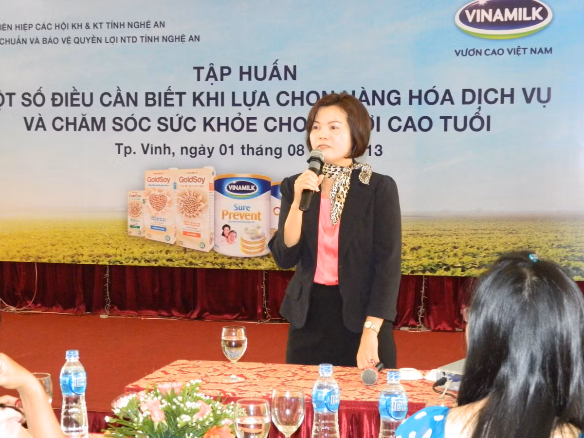Bà Bùi Thị Hương – Giám đốc đối ngoại Vinamilk chia sẻ với người tiêu dùng tại Nghệ An
