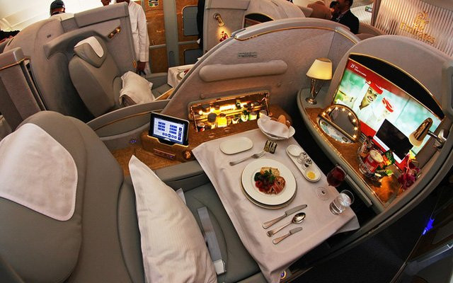 Vì sao khoang hạng nhất của máy bay luôn kéo rèm: Lý do trần trụi gây giật mình Vi sao khoang hang nhat cua may bay luon keo rem: Ly do tran trui gay giat minh