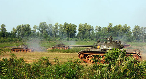 Trung đội xe tăng của Lữ đoàn xe tăng 215 cơ động ra khu sơ tán.