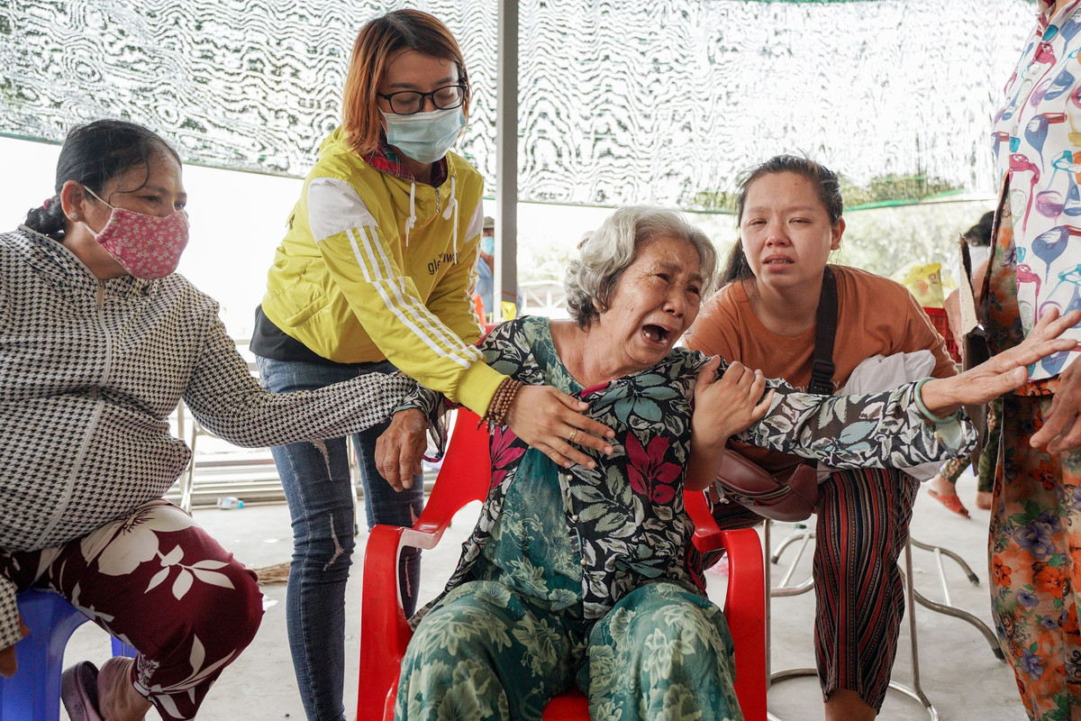 Bà Võ Thị Biết (75 tuổi, mẹ vợ ông Lục Chí Tâm), không kìm được nước mắt khi chứng kiến 6 chiếc quan tài lần lượt được đưa vào nơi tổ chức lễ tang. Bà như không thể tin nổi sự ra đi đột ngột của con gái và các cháu.