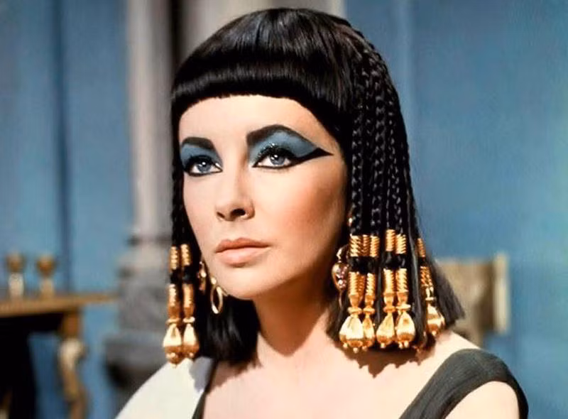 Nhiều nguồn tài liệu sử học cổ đại nói rằng nữ hoàng Cleopatra tự sát bằng loài rắn hổ mang Ai Cập có tên là Aspis. Theo nhiều dữ liệu, loài bò sát này đã được lén lút đưa vào phòng của nữ hoàng trong một cái giỏ đựng quả sung.
