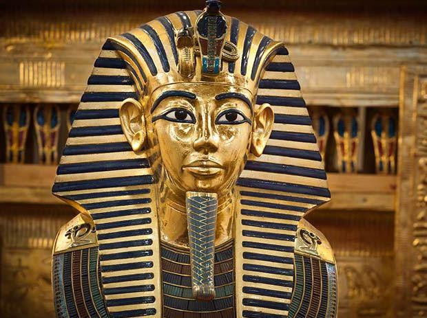 Rắn hổ mang Ai Cập là biểu tượng sức mạnh của các pharaoh ở Ai Cập cổ đại, do đó nó được khắc trên mặt nạ vàng của Tutankhamen.