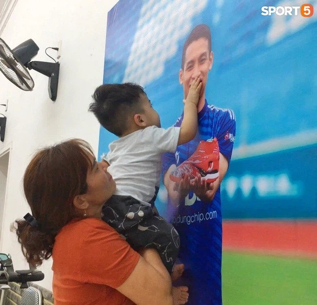 Con trai Hung Dung co hanh dong xuc dong khi duoc hoi ve bo