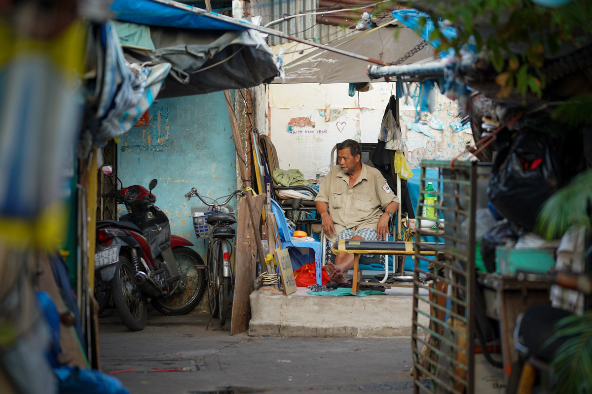 Ở hẻm cù lao, không phải ai cũng có căn nhà tử tế để cư ngụ. Ông Lâm (68 tuổi), người sinh ra và lớn lên tại đây, hiện sống dưới mái che, tán ô dựng trên một khoảng đất trống. Nhà sập từ năm 2016, song do thuộc diện giải tỏa nên ông chưa thể xây cất lại được.