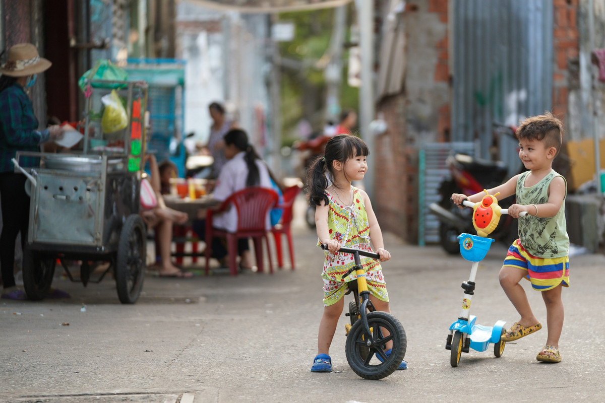 Chị Hoa, tài xế trường học, ví nhịp sống tại hẻm cù lao mấy năm nay giống như làng quê. Buổi sáng hầu như không có ai xuống đường vì đều đi học, đi làm. Chỉ tới tầm chiều, cư dân mới tập trung tại khoảng sân nơi từng là "nhà Ba Sang" để hóng mát, trò chuyện, cho trẻ em vui chơi.