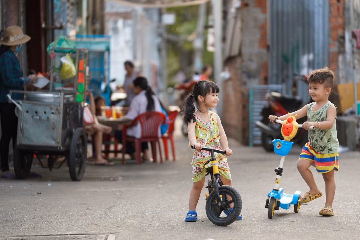 Chị Hoa, tài xế trường học, ví nhịp sống tại hẻm cù lao mấy năm nay giống như làng quê. Buổi sáng hầu như không có ai xuống đường vì đều đi học, đi làm. Chỉ tới tầm chiều, cư dân mới tập trung tại khoảng sân nơi từng là "nhà Ba Sang" để hóng mát, trò chuyện, cho trẻ em vui chơi.