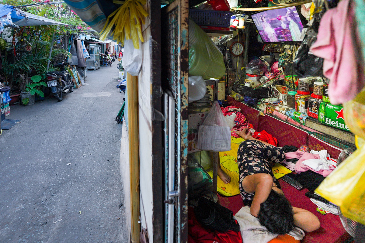 Căn nhà 2 m2 được vợ ông Lâm dựng tạm để có chỗ che chắn mưa nắng. Đây vốn quầy hàng nước của gia đình từ nhiều năm nay nên vợ ông tận dụng làm nơi nghỉ ngơi.