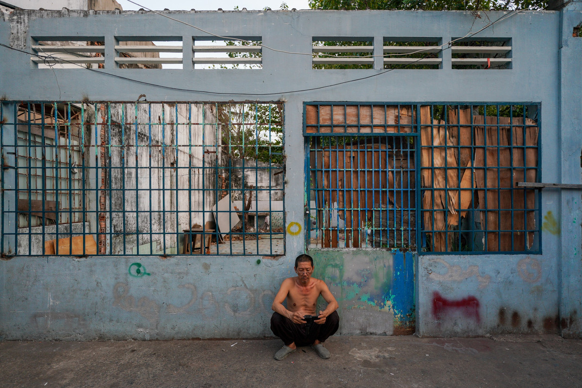 Mặt ngoài bãi đất trống mà người dân hay ngồi là căn nhà của Hai Giàu (NSND Ngọc Giàu thủ vai) trong phim. Nơi đây đã bị giải tỏa từ trước, được đoàn phim mượn lại để ghi hình.