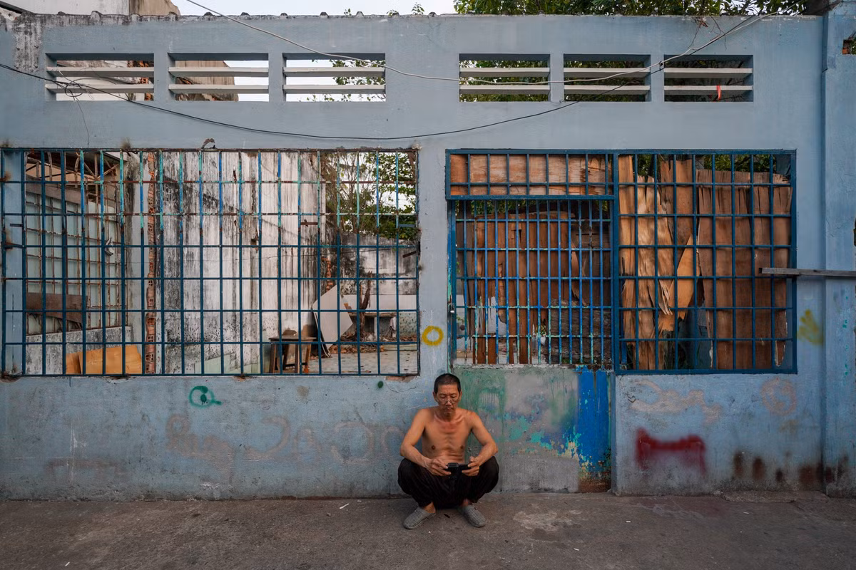 Mặt ngoài bãi đất trống mà người dân hay ngồi là căn nhà của Hai Giàu (NSND Ngọc Giàu thủ vai) trong phim. Nơi đây đã bị giải tỏa từ trước, được đoàn phim mượn lại để ghi hình.