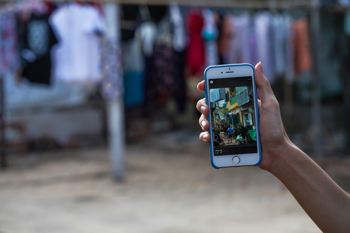 "Đây là nơi dựng nhà Ba Sang (Trấn Thành thủ vai) nè! Hôm đó mình tình cờ đi học về, thấy vậy là chụp lại luôn", Phúc (19 tuổi) hào hứng chỉ vào bãi đất trống trước nhà. Giống như bao cư dân hẻm cù lao, chàng trai rất hào hứng khi nơi mình sống được lên hình, nhận được sự quan tâm từ công chúng.