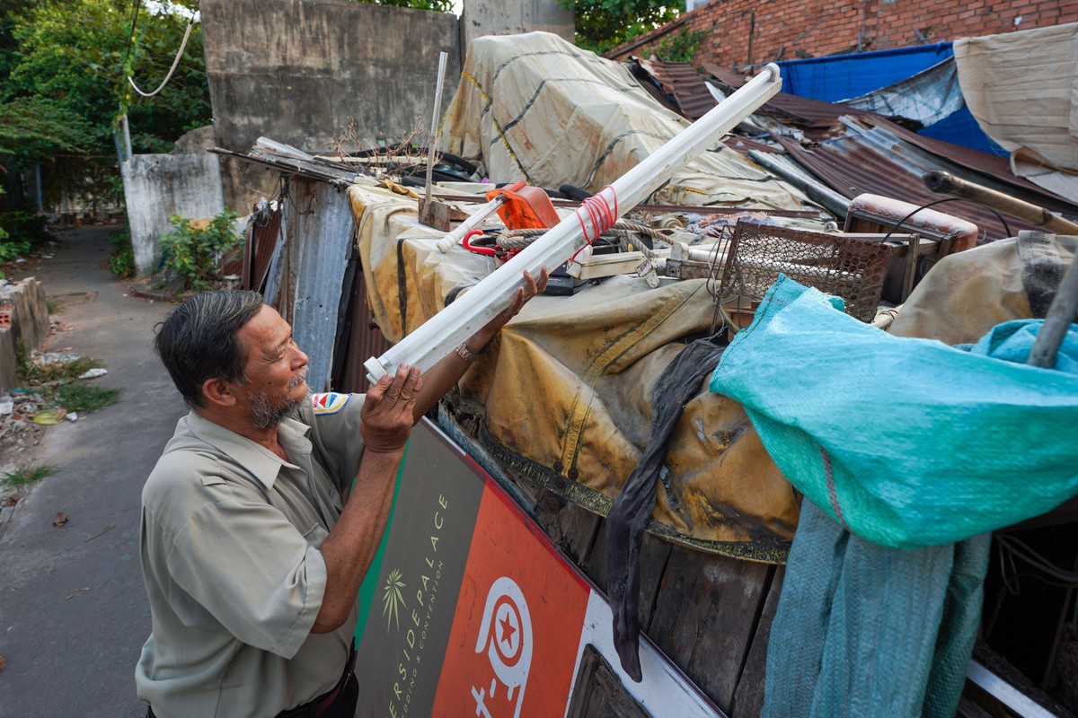 5 năm qua, suốt hai mùa mưa nắng hay triều cường, ông vẫn cảm thấy hài lòng với cuộc sống hiện tại. "Nhà tôi có 16 anh em, giờ chỉ còn 5 người ở lại hẻm cù lao. Nhà cửa thay đổi thôi chứ cuộc sống không có gì khác, tôi còn thấy ở ngoài thế này thoải mái hơn", ông Lâm chia sẻ. 5 năm nay, ông chỉ dám bước vào phía ngoài căn nhà sụp, không dám vào sâu hơn vì bên trong ngập nước, nhiều rắn rết trú ngụ.