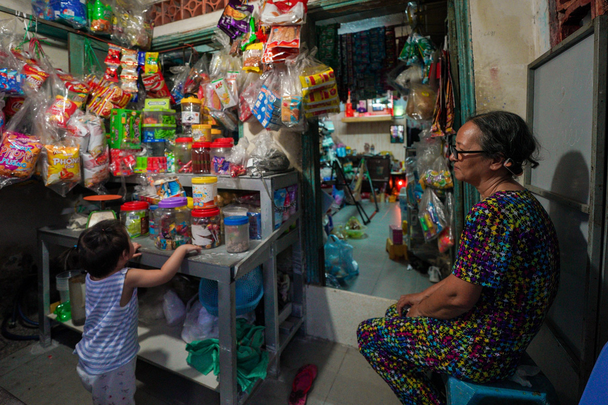 Bà Hoa (chủ tiệm tạp hóa ở hẻm cù lao) sống ở đây từ năm 1968. Cô đã quen với việc xóm giềng thưa dần, nhà cửa bị phá dỡ. "Ở lâu rồi thì không thấy buồn nữa. Nhà cửa, con người thay đổi chứ nhịp sống nơi đây vẫn vậy thôi!".