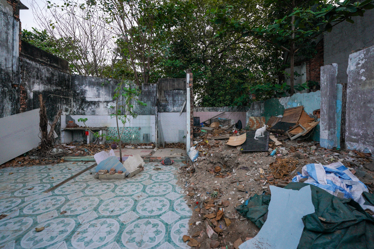 Sau khi được giải tỏa, những gì còn sót lại từ ngôi nhà chỉ là nền gạch men, khu bếp dang dở và gạch đá ngổn ngang.