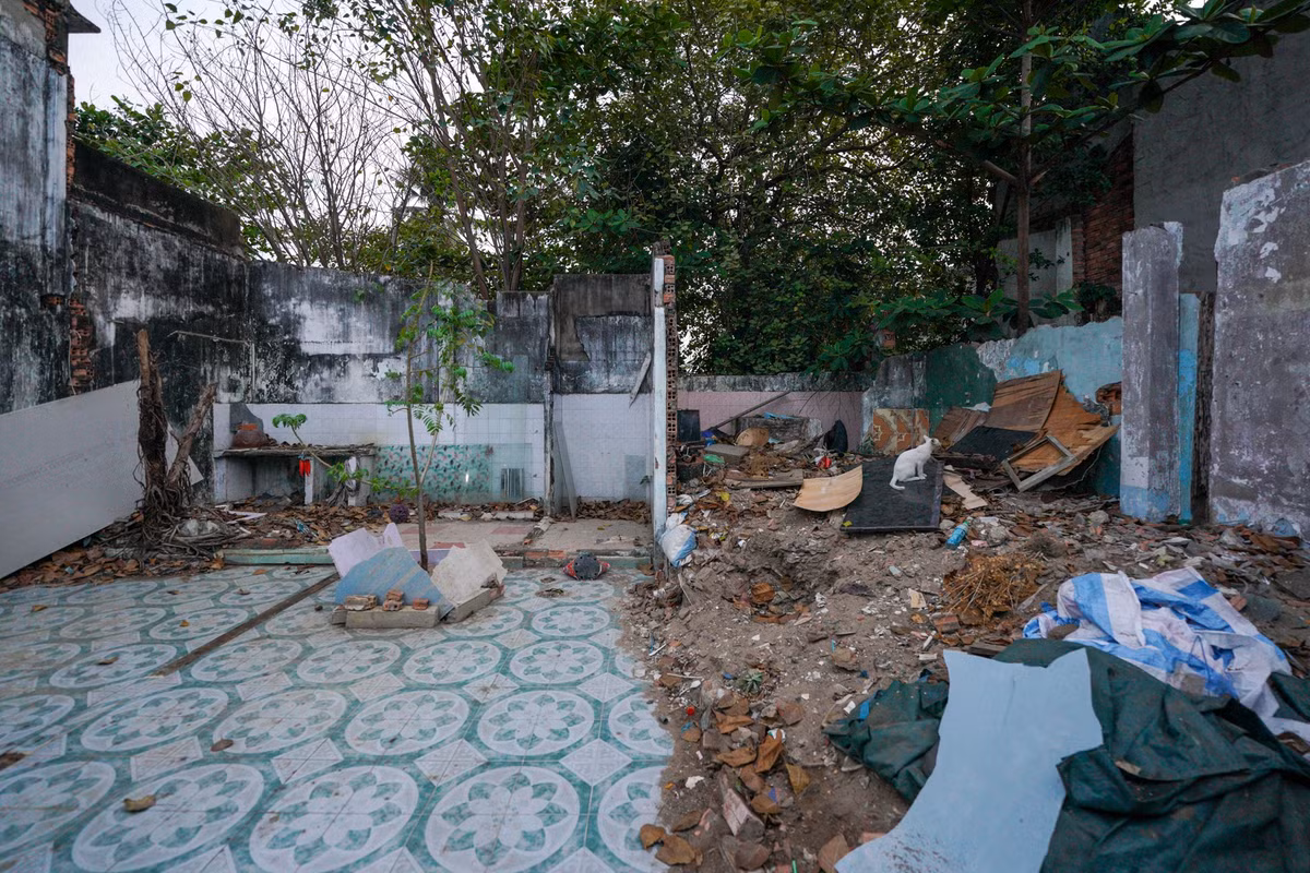 Sau khi được giải tỏa, những gì còn sót lại từ ngôi nhà chỉ là nền gạch men, khu bếp dang dở và gạch đá ngổn ngang.