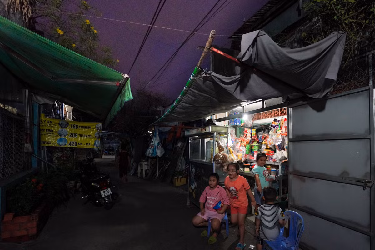 Khi mặt trời xuống bóng, con hẻm bắt đầu đông đúc hơn do người lớn và thanh niên đi học, đi làm về. Người nấu cơm, người trò chuyện, người dắt trẻ con ra tạp hóa mua kẹo bánh tạo nên nhịp sống vừa yên bình, vừa sống động.