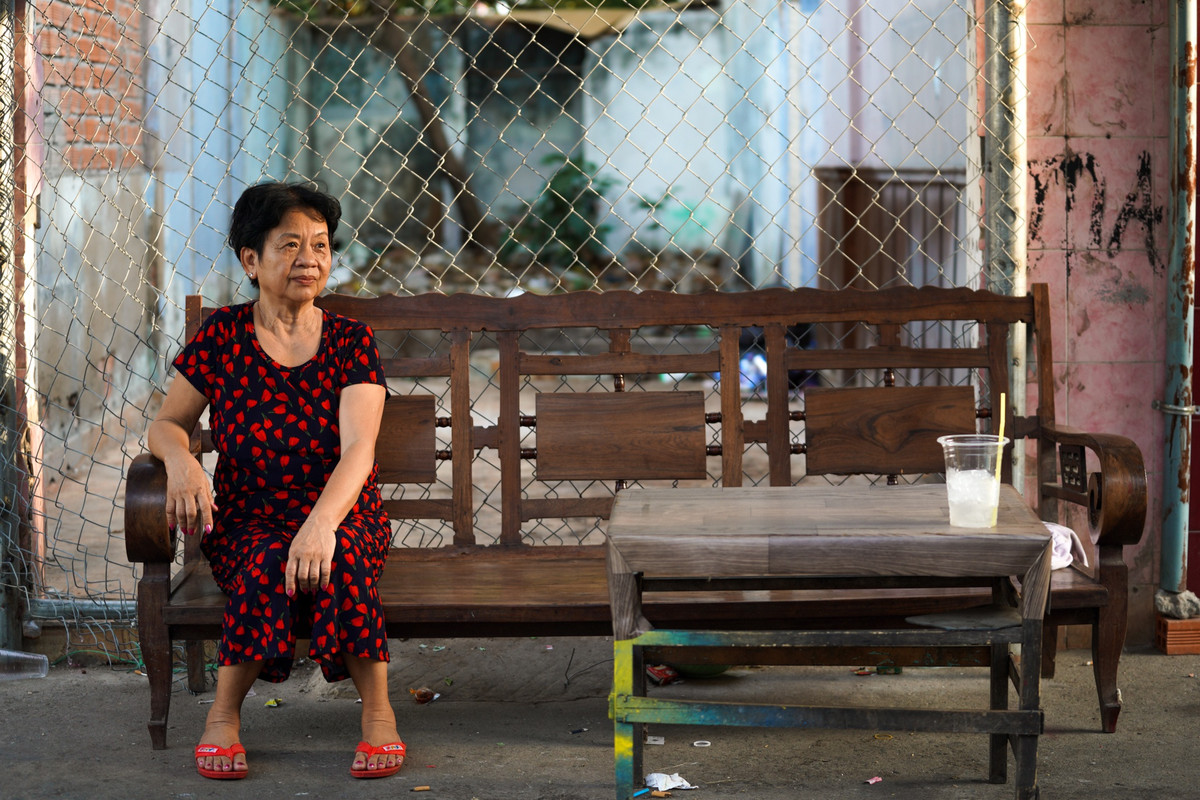 Những ngày quay phim là khoảng thời gian hẻm cù lao tấp nập, nhộn nhịp nhất thời gian qua. Ai cũng hào hứng khi gặp người nổi tiếng, được mời đóng vai quần chúng và thấy hẻm mình xuất hiện trên màn ảnh. "Hẻm này trông vậy mà lên hình đẹp lắm! Con tôi đi coi ngoài rạp về kể vậy, còn nói thấy mẹ trong phim nữa", bà Thủy (62 tuổi) cho biết.