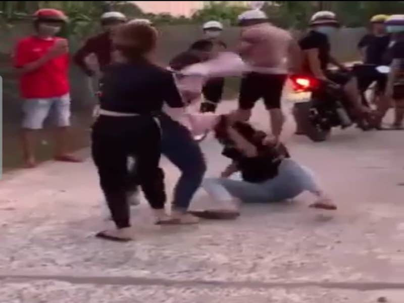 Nu sinh lop 7 uong thuoc tu tu vi bi xam hai, danh ghen