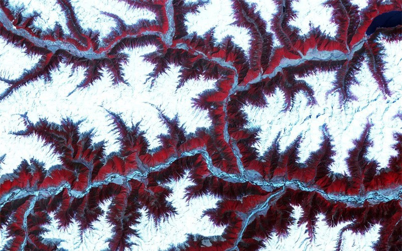 Hình ảnh tuyết bao phủ trên những ngọn núi của dãy Himalaya, khu vực tây nam Trung Quốc