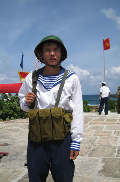 Dù có khách từ đất liền ra thì những người lính đang làm nhiệm vụ cũng vẫn không được rời vị trí.