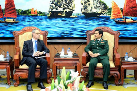 Trung tướng Nguyễn Quốc khánh tiếp ông David Sullivan.