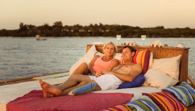 Ngôi nhà còn có một tầng quan sát trên mái, nơi du khách có thể nằm dài thưởng thức một ly rượu vang và ngắm hoàng hôn hoặc bầu trời đêm đầy sao.