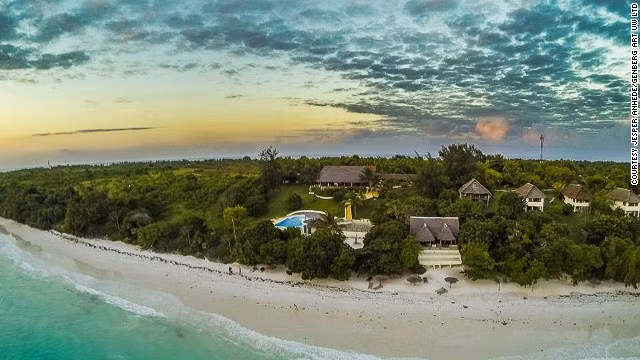 Phần còn lại của khu nghỉ dưỡng nằm trên bờ biển đảo Pemba. Hòn đảo này còn có khá nhiều đặc sản như đinh hương, xoài, dừa và các loại trái cây khác.