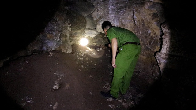 Lực lượng chức năng kiểm tra nơi phát hiện những bộ xương người