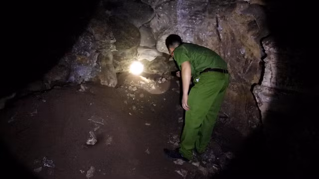 Lực lượng chức năng kiểm tra nơi phát hiện những bộ xương người