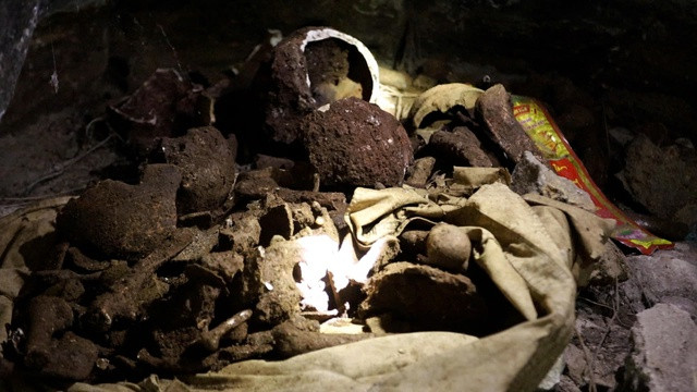 Tuy nhiên, theo xác định ban đầu của lực lượng chức năng, các bộ xương người được phát hiện trong hang đá Lèn Chùa không liên quan đến quân sự. Ảnh: Các bộ xương phần lớn đã bị phân hủy mạnh