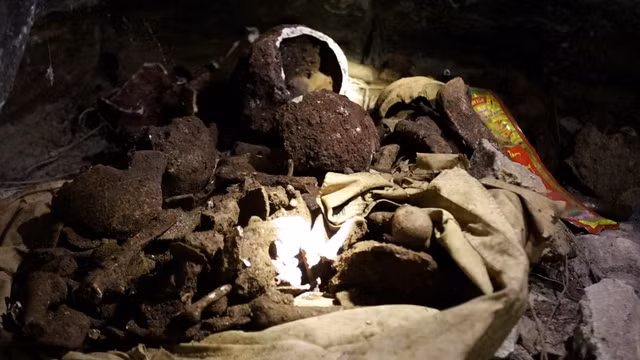 Tuy nhiên, theo xác định ban đầu của lực lượng chức năng, các bộ xương người được phát hiện trong hang đá Lèn Chùa không liên quan đến quân sự. Ảnh: Các bộ xương phần lớn đã bị phân hủy mạnh