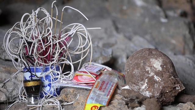 Liên quan đến sự việc trên, trao đổi với phóng viên Báo Người Lao Động, một lãnh đạo huyện Nghĩa Đàn, cho biết khu vực hang đá Lèn Chùa từng nằm gần các kho quân khí của Tổng cục Quân khí, hang đá từng được các đơn vị bộ đội sử dụng trong thời kỳ chiến tranh để bảo vệ kho. Ảnh: Người dân thắp hương khi phát hiện một hộp sọ người.