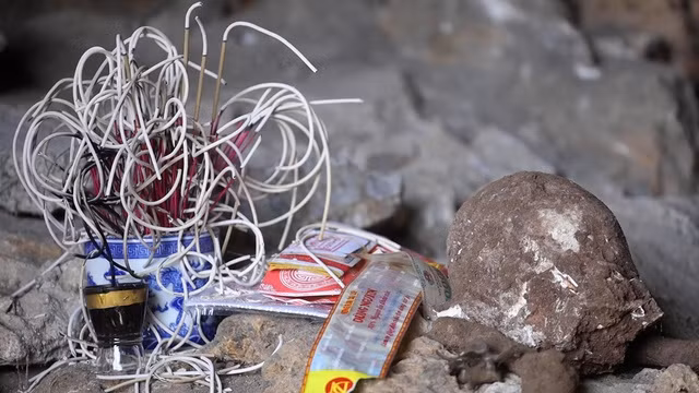 Liên quan đến sự việc trên, trao đổi với phóng viên Báo Người Lao Động, một lãnh đạo huyện Nghĩa Đàn, cho biết khu vực hang đá Lèn Chùa từng nằm gần các kho quân khí của Tổng cục Quân khí, hang đá từng được các đơn vị bộ đội sử dụng trong thời kỳ chiến tranh để bảo vệ kho. Ảnh: Người dân thắp hương khi phát hiện một hộp sọ người.