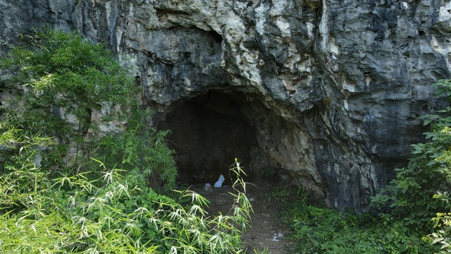 Được biết, khu vực hang Lèn Chùa nằm giữa rừng núi hoang sơ, ít người qua lại. Nghe thông tin có nhiều bộ xương nghi của người được phát hiện, nhiều người người dân hiếu kỳ đã kéo đến hang đá để xem. Nhận được tin báo, lực lượng chức năng đã có mặt bảo vệ hiện trường. Hiện, vụ việc đang được các cơ quan chức năng liên quan xác minh, làm rõ. Ảnh: Hàng ngày rất ít người đi vào khu vực hang Lèn Chùa