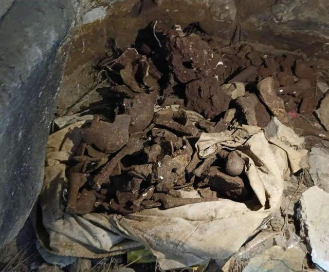 Theo ghi nhận, tại khu vực cửa hang, cơ quan chức năng phát hiện 2 hộp sọ cùng một số khúc xương rời. Khi tiến sâu vào trong, lực lượng chức năng tiếp tục phát hiện thêm nhiều bộ xương khác ở dưới đất, trên vách đá. Nhiều khúc xương vết gãy ngang vẫn còn mới. Ảnh: Nhiều xương người được phát hiện trên nền hang